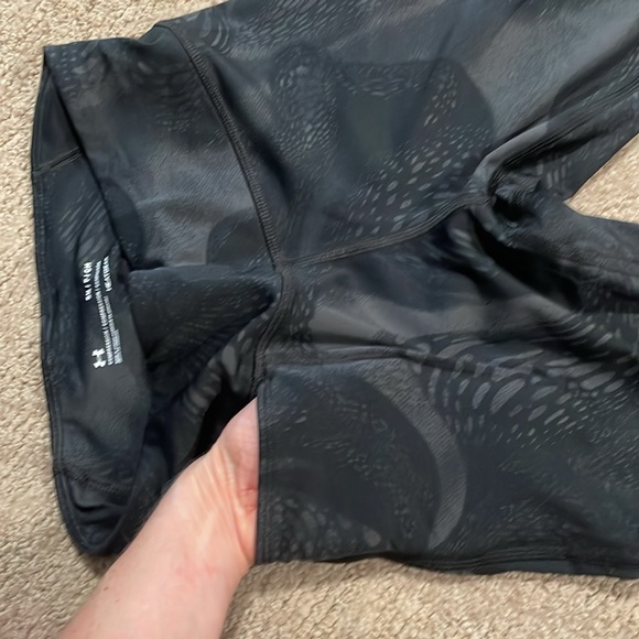 Under Armor S lightweight cropped compression legging w/ pocket - Picture 4 of 7